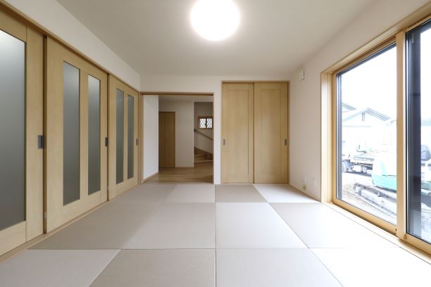リビングに畳を施工した3LDKのお家 ｜ 豊橋市の注文住宅専門店【絆家きずなや】｜1,000万から出来る自由設計の家を実現