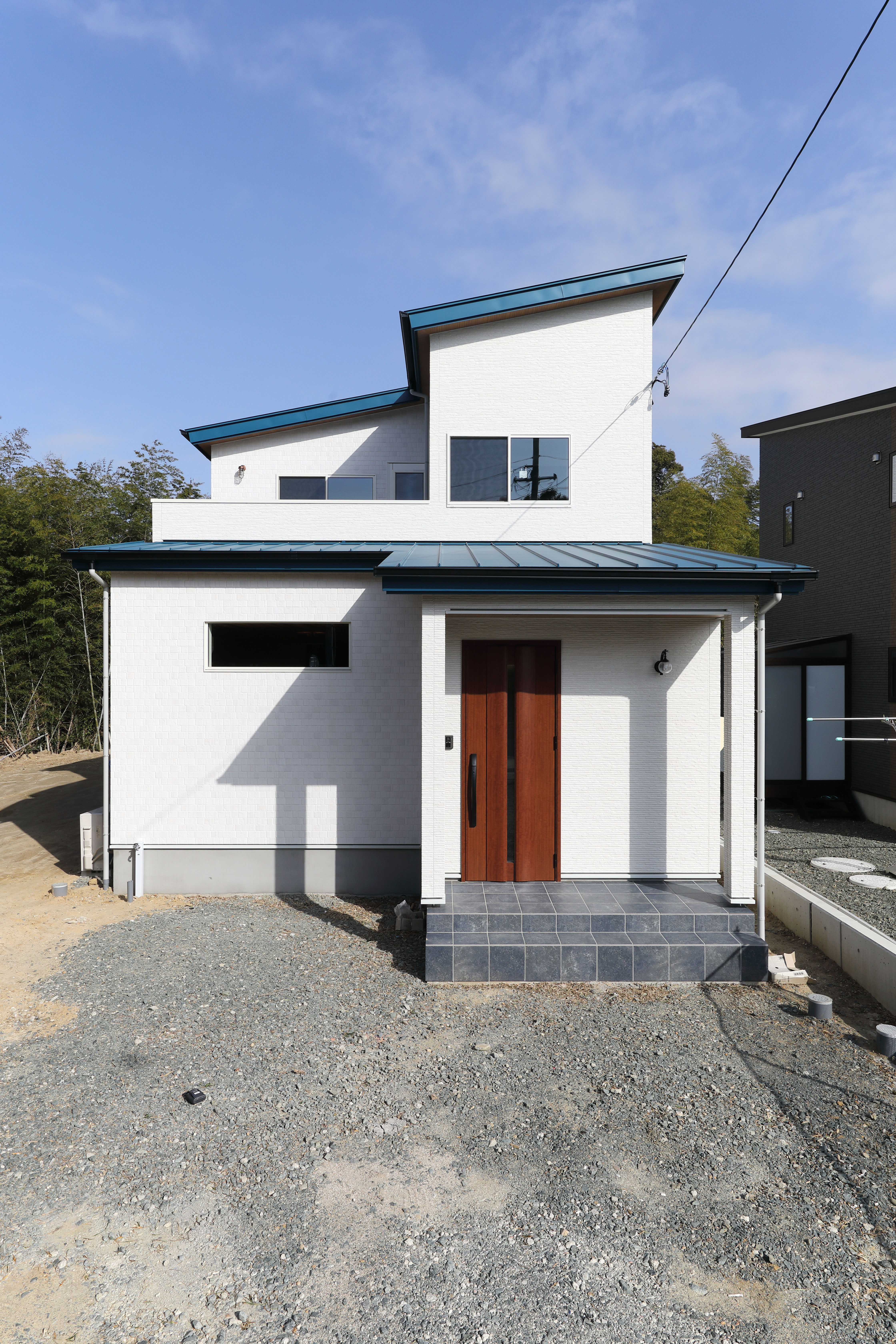 青い屋根と白い外壁が鮮やかな５ldkのお家 豊橋市の注文住宅専門店 絆家 きずなや 1 000万から出来る自由設計の家を実現