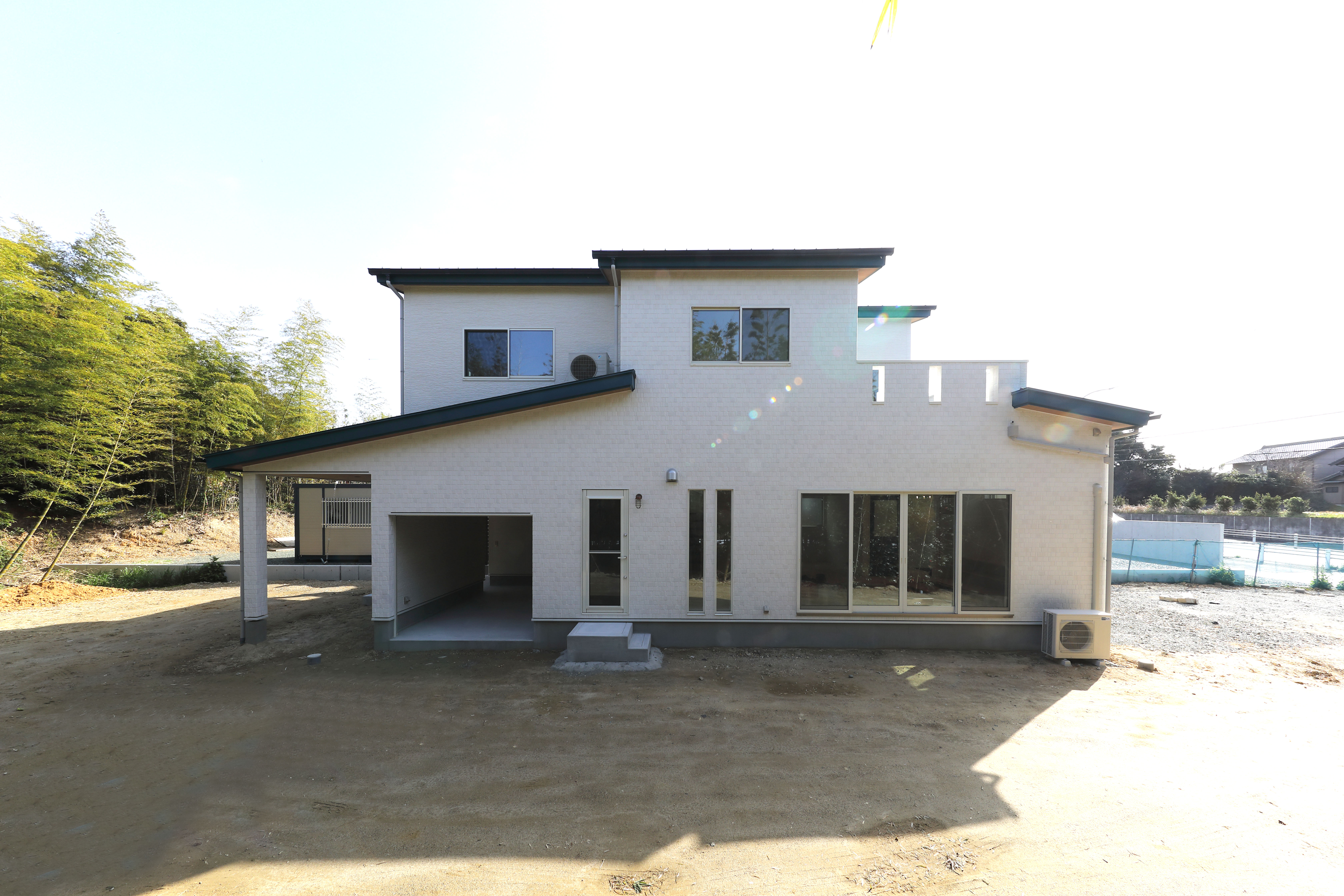 青い屋根と白い外壁が鮮やかな５ldkのお家 豊橋市の注文住宅専門店 絆家 きずなや 1 000万から出来る自由設計の家を実現